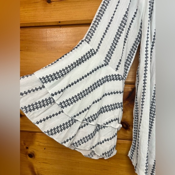 Solitaire Women White off the Shoulder Long Sleeve
Blouse Size Small - Picture 4 of 6